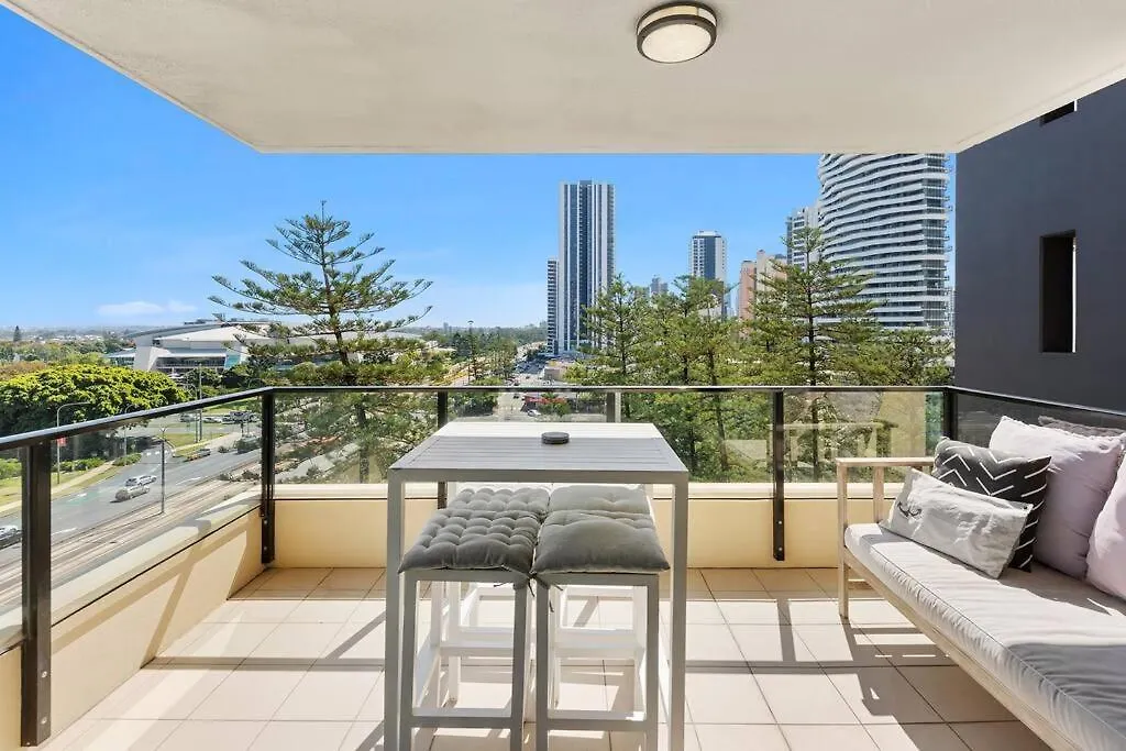 Park Views & Luxe Amenities In Broadbeach Gold Coast Apartment
