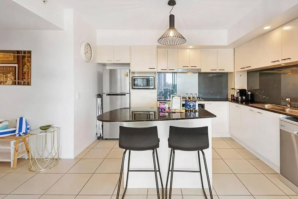 Park Views & Luxe Amenities In Broadbeach Gold Coast Apartment